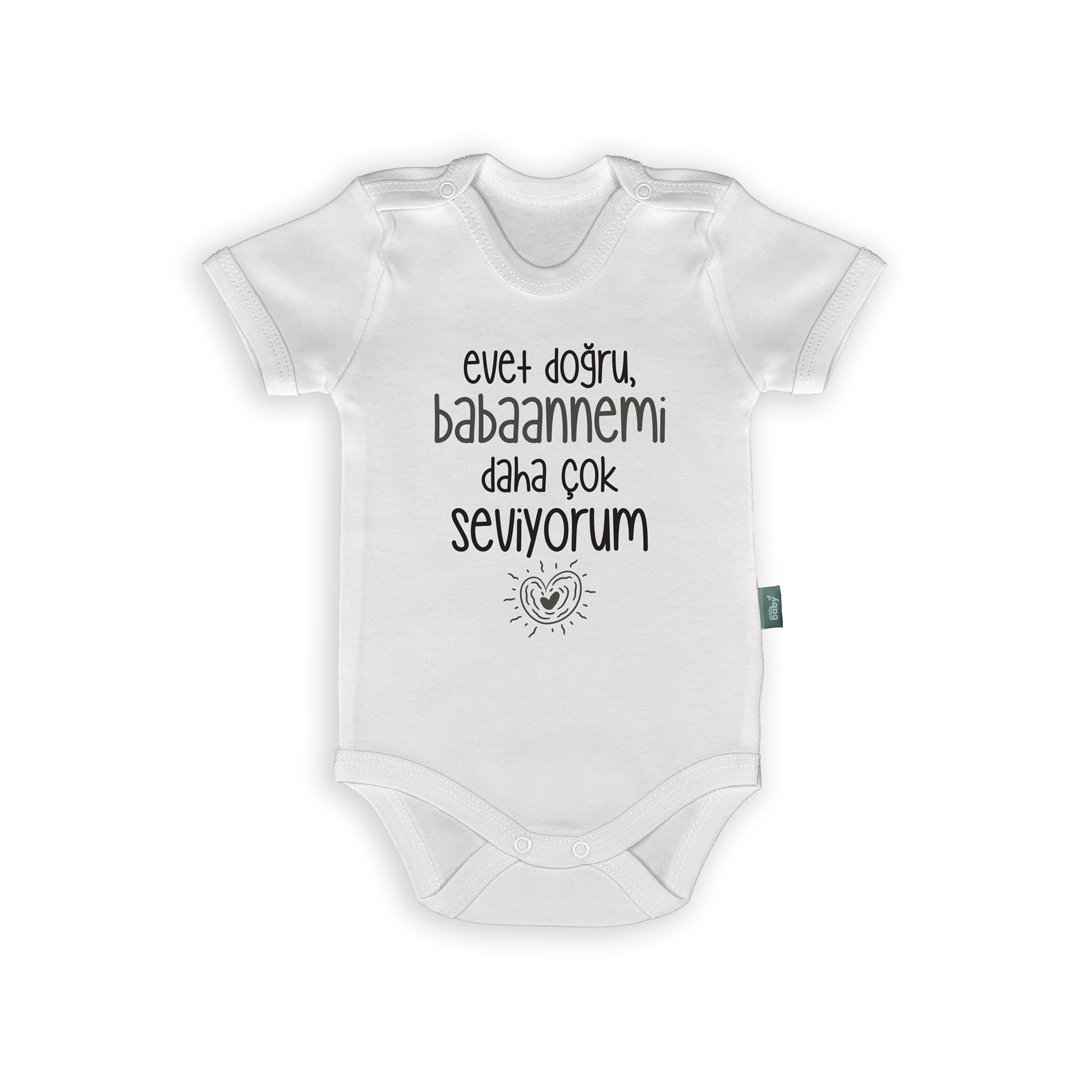 Babaannelere Özel Bebek Body & Zıbın – “Evet Doğru, Babaannemi Daha Çok Seviyorum” Yazılı Eğlenceli Bebek Zıbın | %100 Pamuk Hediye