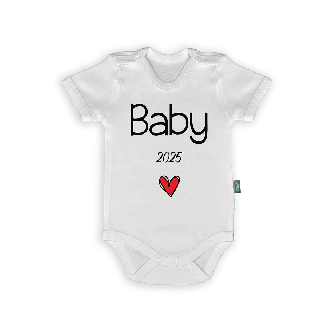 Baby 2025 - Minimalist Bebek Body beyaz, kırmızı kalp detaylı, yüzde yüz pamuk yazılı bebek giysisi.