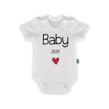 Baby 2025 - Minimalist Bebek Body beyaz, kırmızı kalp detaylı, yüzde yüz pamuk yazılı bebek giysisi.