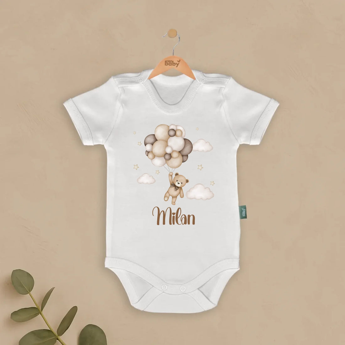 Beyaz zemin üzerinde "Balonlu Ayıcık Tasarımları - İsimli Bebek Zıbın" yazılı, ayıcık ve balon desenli yenidoğan zıbın.