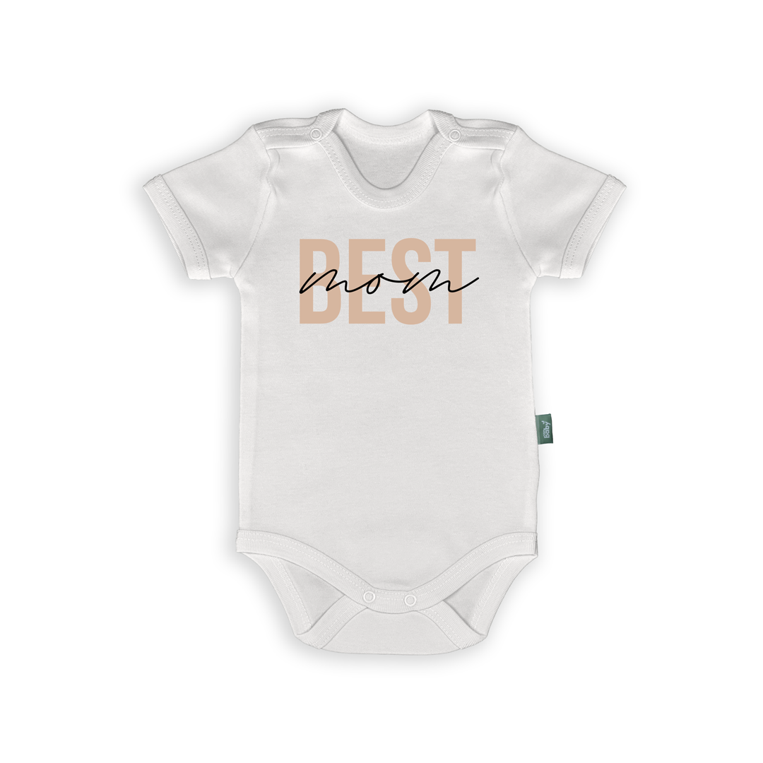 Best Mom – İngilizce Yazılı Minimal Bebek Body, %100 pamuk, soft bej baskı, zarif ve modern tasarım, duygusal mesajlı bebek kıyafeti.
