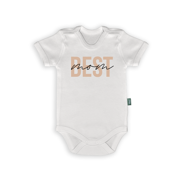 Best Mom – İngilizce Yazılı Minimal Bebek Body, %100 pamuk, soft bej baskı, zarif ve modern tasarım, duygusal mesajlı bebek kıyafeti.