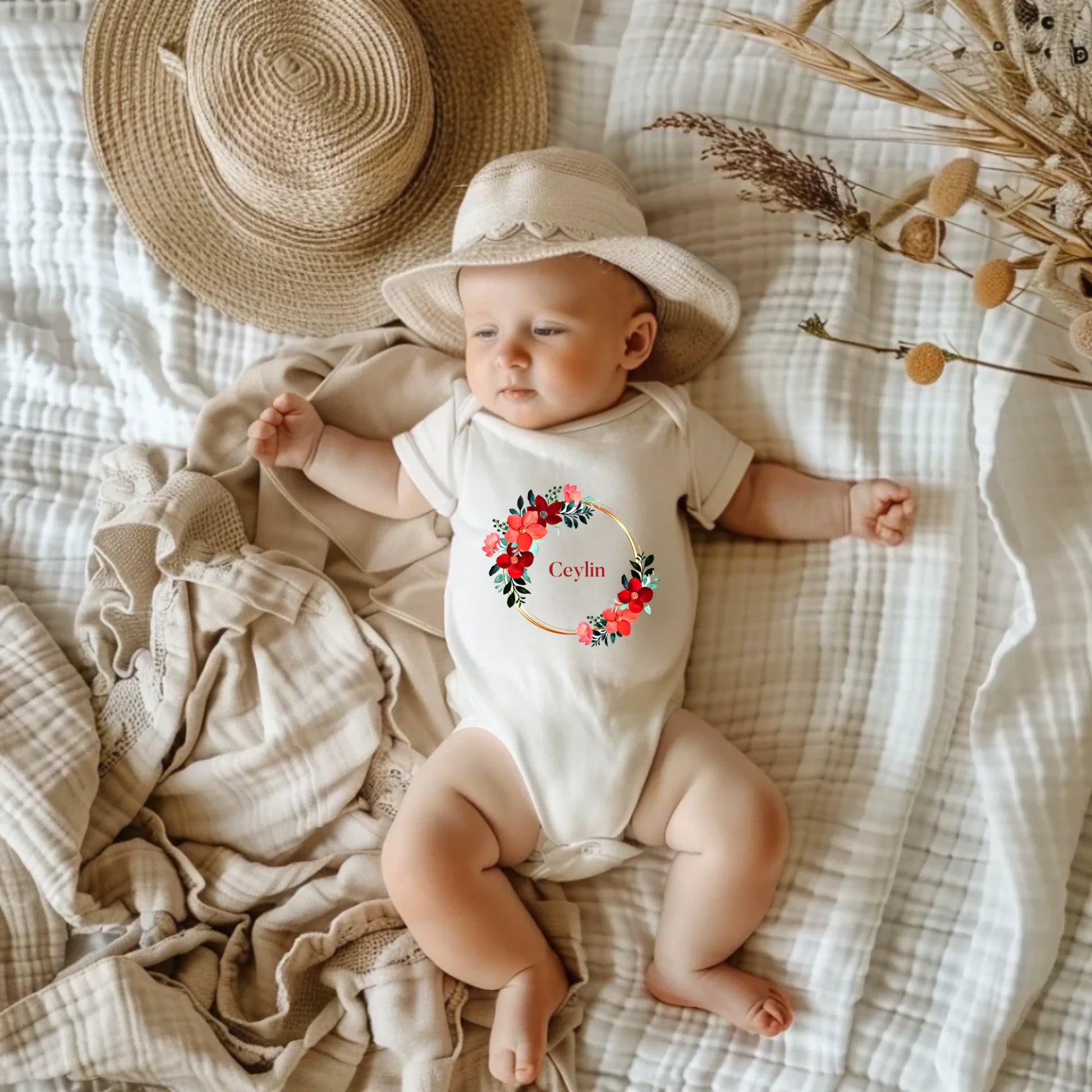 Çiçekli Çerçeveler - İsimli Bebek Zıbın yenidoğan zıbın ile uyuyan bebek, kişiye özel çiçekli tasarım, %100 pamuk, nefes alabilir bebek kıyafeti.