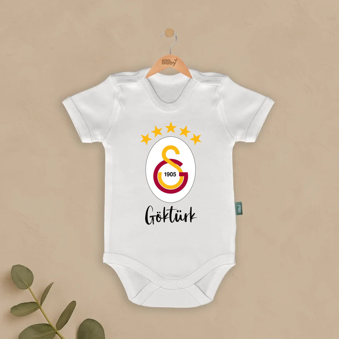 Futbol Takımları Tasarımları - İsimli Bebek Zıbın, Galatasaray logolu beyaz yenidoğan zıbın, %100 pamuk, kişiselleştirilebilir tekstil ürünü.
