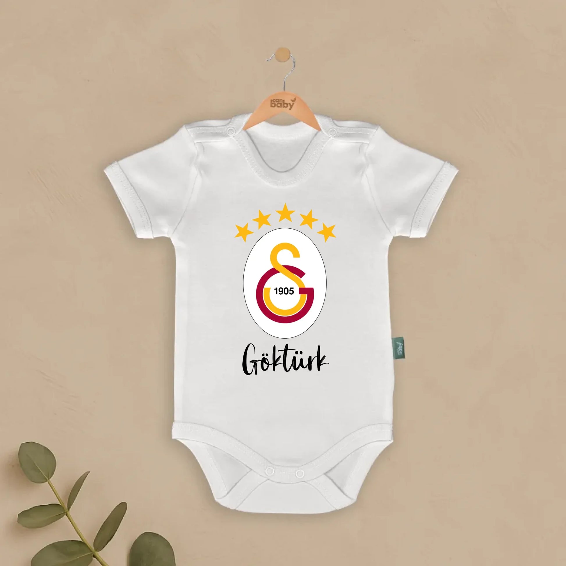 Futbol Takımları Tasarımları - İsimli Bebek Zıbın, Galatasaray logolu beyaz yenidoğan zıbın, %100 pamuk, kişiselleştirilebilir tekstil ürünü.