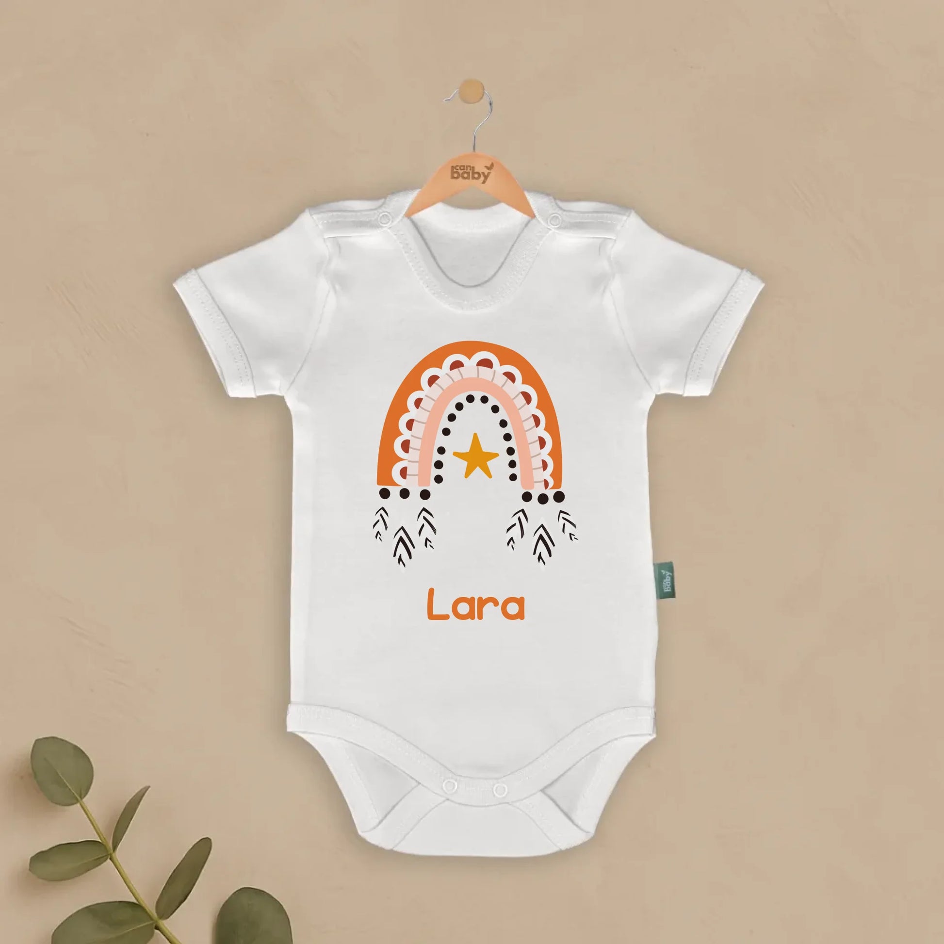 Gizemli Tasarımlar - İsimli Bebek Zıbın, beyaz pamuklu yenidoğan body, kişiselleştirilebilir tasarım, turuncu desen, "Lara" yazısı, %100 pamuk.