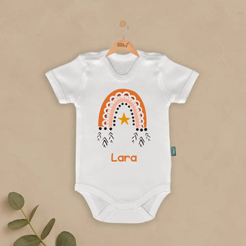 Gizemli Tasarımlar - İsimli Bebek Zıbın, beyaz pamuklu yenidoğan body, kişiselleştirilebilir tasarım, turuncu desen, "Lara" yazısı, %100 pamuk.