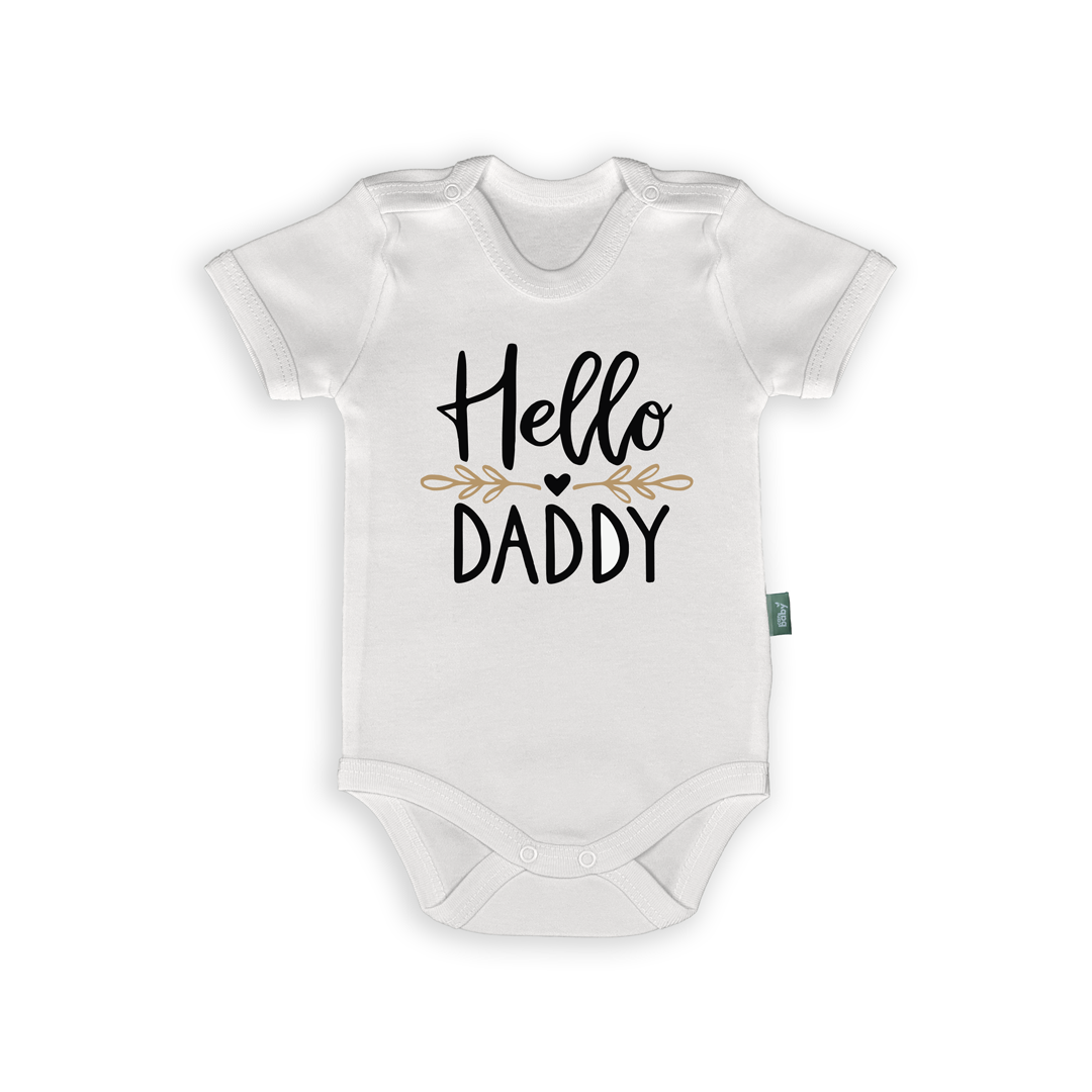Beyaz "Hello Daddy" yazılı Babaya Özel İngilizce Bebek Body & Zıbın, altın kalp detaylı, pamuk kumaş