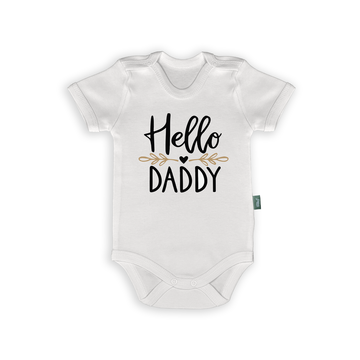 Beyaz "Hello Daddy" yazılı Babaya Özel İngilizce Bebek Body & Zıbın, altın kalp detaylı, pamuk kumaş