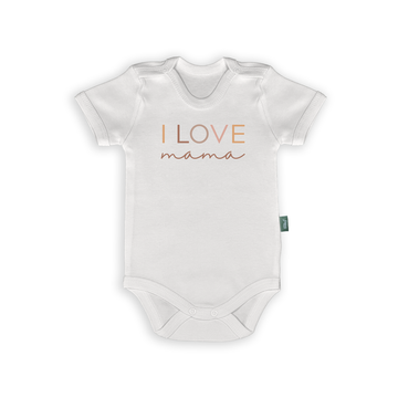 I LOVE mama – Anneler Günü Hediyesi İngilizce Bebek Body & Zıbın, "I LOVE mama" yazılı beyaz bebek body, %100 pamuk kumaşlı.