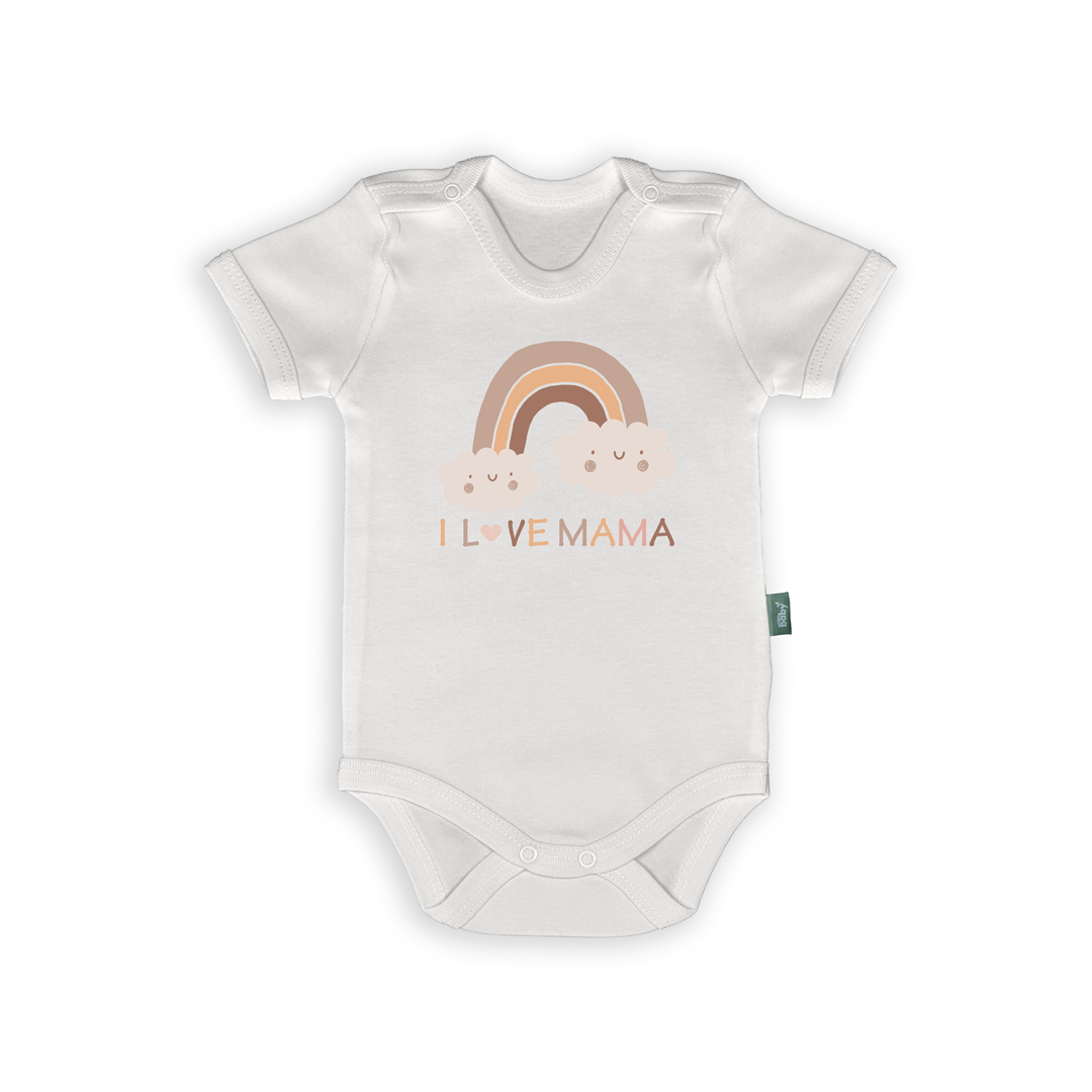 I LOVE MAMA Bebek Body & Zıbın, gökkuşağı ve bulut desenli, %100 pamuklu, bebek cildiyle uyumlu giyim ürünü.