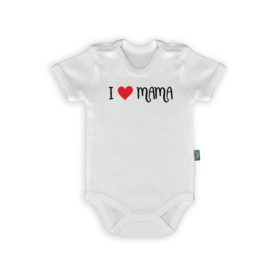 I Love MAMA – İngilizce Anneler Günü Bebek Body & Zıbın, beyaz minimal tasarım, %100 pamuk, bebek giyim, DTG baskı, anneler günü hediyesi.
