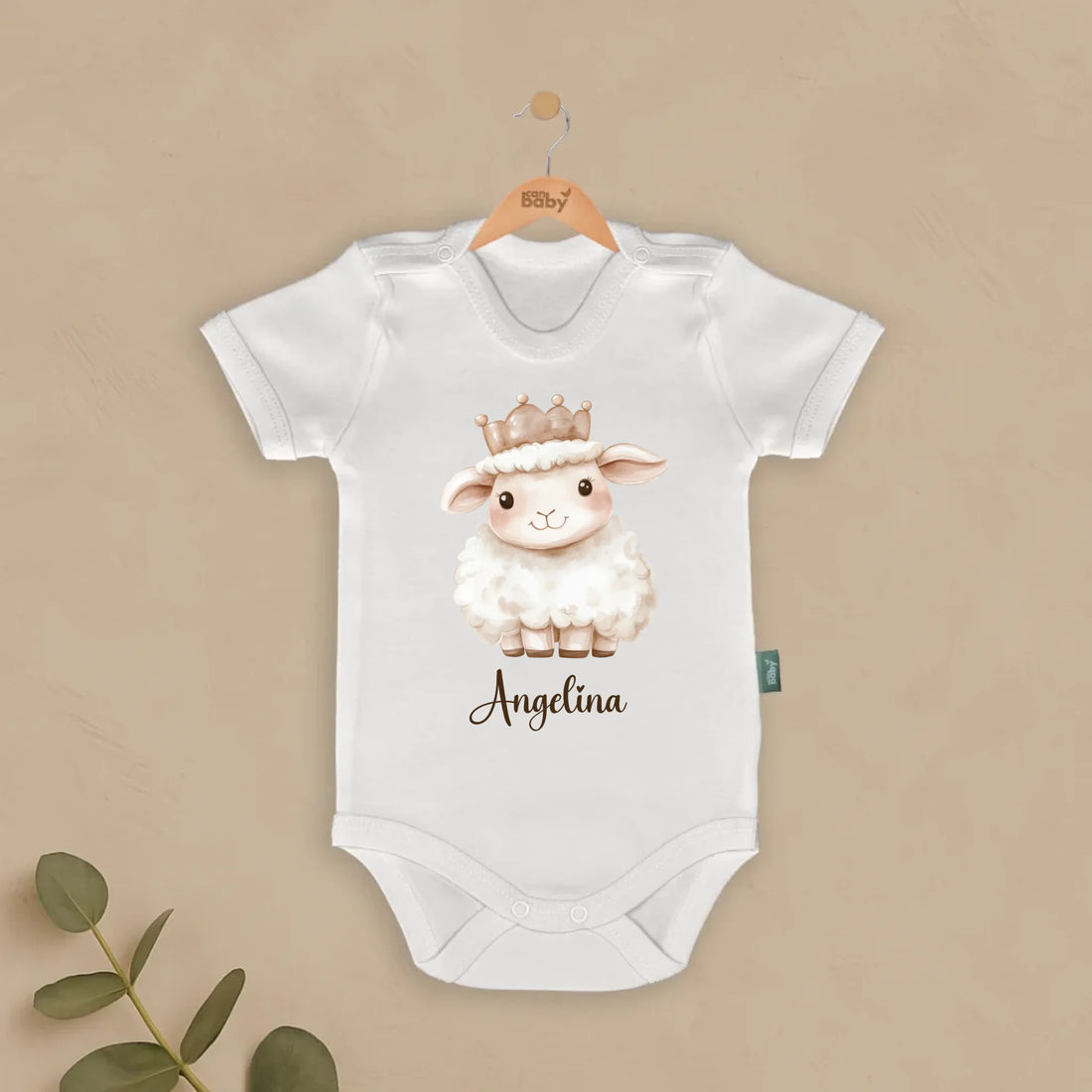 Kuzucuk Tasarımları - İsimli Bebek Zıbın, beyaz yenidoğan zıbın üzerinde kuzucuk tasarımı ve 'Angelina' ismiyle kişiye özel.