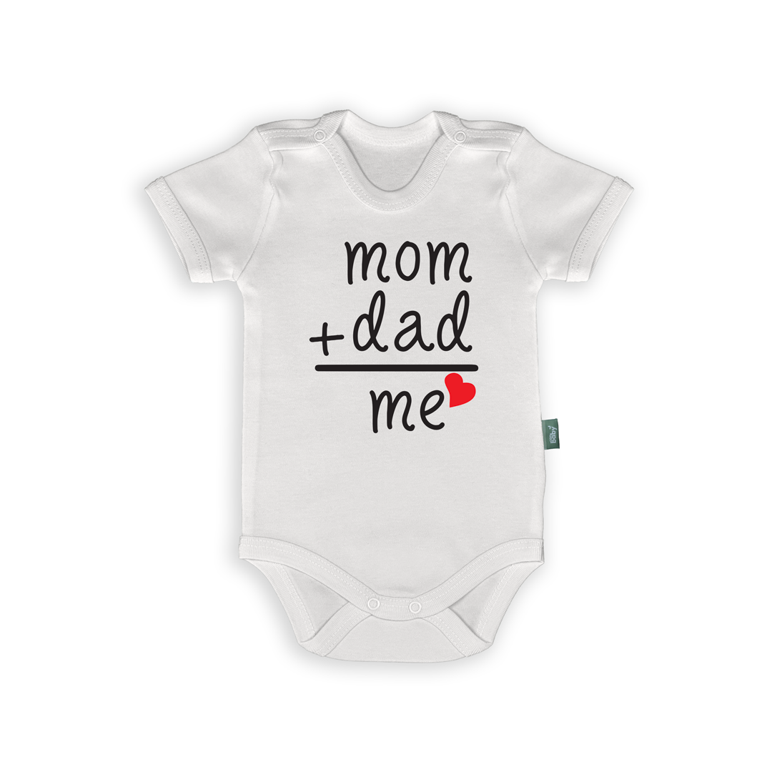 Mom + Dad = Me – Aile Temalı %100 Pamuk Zıbın, siyah yazı ve kırmızı kalp detaylı bebek body.