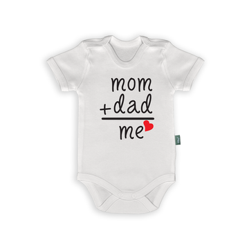 Mom + Dad = Me – Aile Temalı %100 Pamuk Zıbın, siyah yazı ve kırmızı kalp detaylı bebek body.