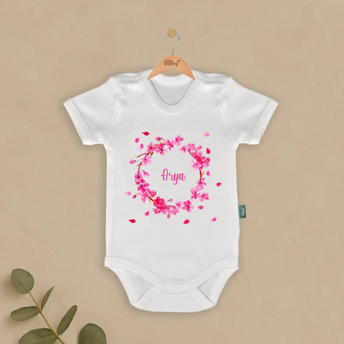 Pembe Çiçek Tasarımları - İsimli Bebek Zıbın, "Arya" yazılı, %100 pamuklu, kişiye özel yenidoğan body, nefes alabilen kumaş.