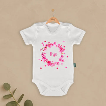 Pembe Çiçek Tasarımları - İsimli Bebek Zıbın, "Arya" yazılı, %100 pamuklu, kişiye özel yenidoğan body, nefes alabilen kumaş.