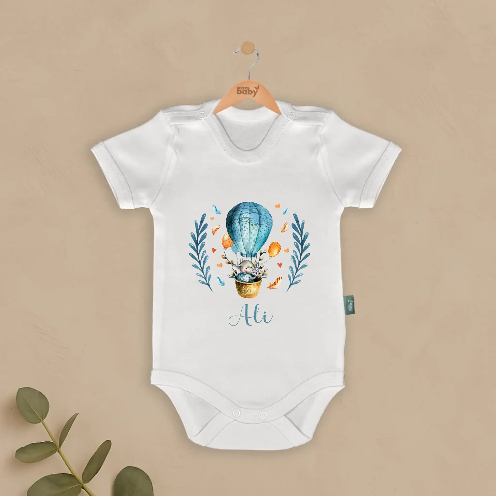 İsimli bebek zıbın "Ali" tasarımlı, uçan balon desenli, 100% pamuk, kişiye özel Uçan Balon Tasarımları - İsimli Bebek Zıbın ürünü.