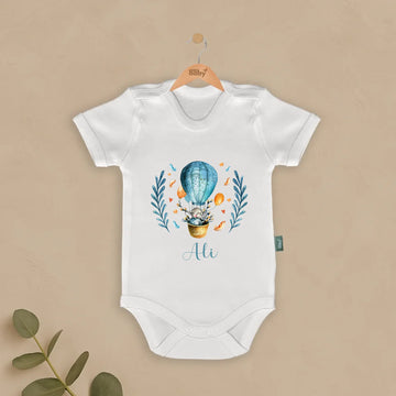 İsimli bebek zıbın "Ali" tasarımlı, uçan balon desenli, 100% pamuk, kişiye özel Uçan Balon Tasarımları - İsimli Bebek Zıbın ürünü.