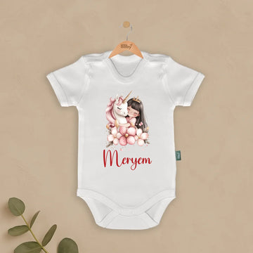 Unicorn Tasarımları - İsimli Bebek Zıbın, Meryem yazılı beyaz bebek zıbını, yumuşak pamuklu kumaş bebek giysisi tasarımı.