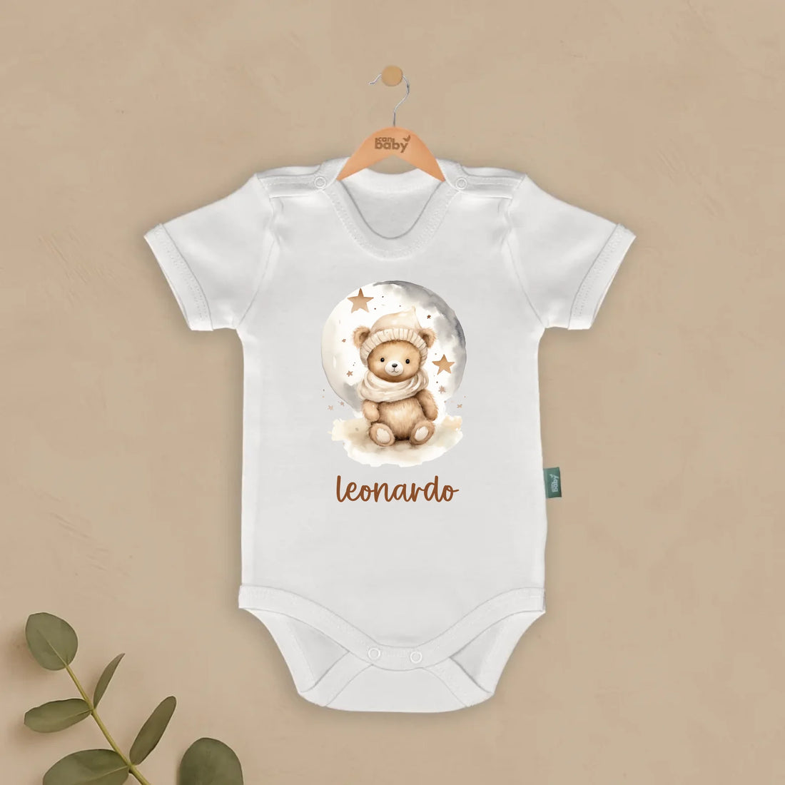 Yıldızlı Ay ve Ayıcık Tasarımları - İsimli Bebek Zıbın üzerinde "Leonardo" yazılı kişiye özel yenidoğan zıbın, %100 pamuklu.